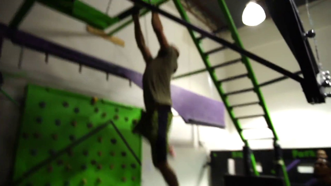 Des champions d'UFC essaient un parcours d'obstacles de Crossfit - Ninja Park Challenge