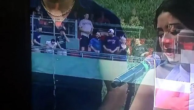 Malade, il vomit sur les spectateurs du dessous !