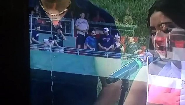 Malade, il vomit sur les spectateurs du dessous !