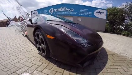 De l'eau chaude sur cette lamborghini et elle se transforme !