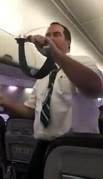 Ce steward donne le fou rire aux personnes dans l'avion ! Regardez comment !