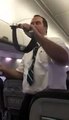 Ce steward donne le fou rire aux personnes dans l'avion ! Regardez comment !