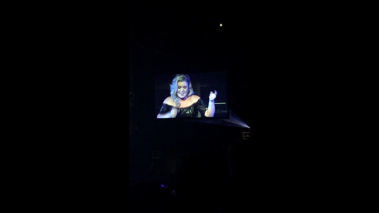 Kelly Clarkson announces pregnancy