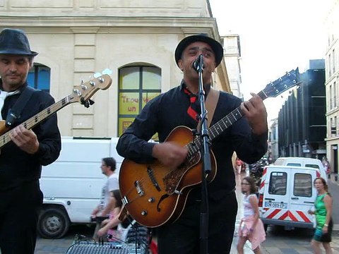 ACQUAPAZZA . CONCERT AUX JEUDIS DE NIMES PL DE L HORLOGE . AOUT 2015