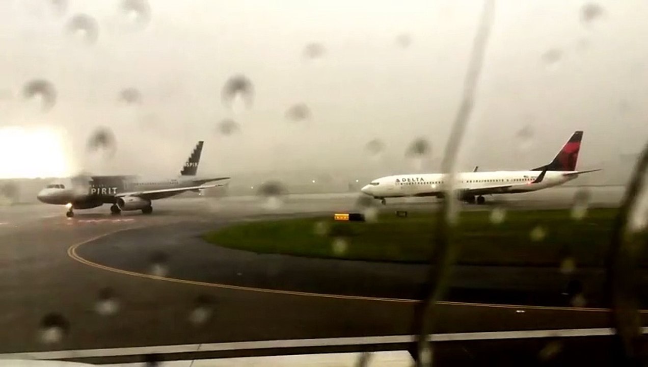 VIDEO : Un avion se fait foudroyer