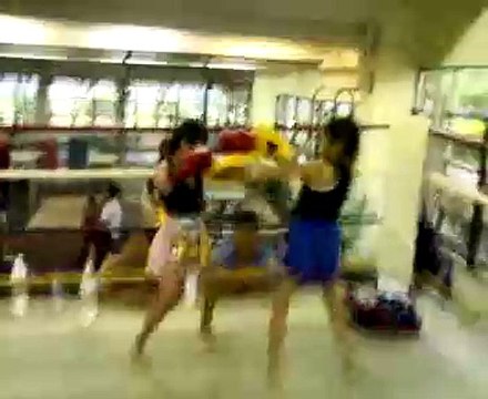 muay thai women fight