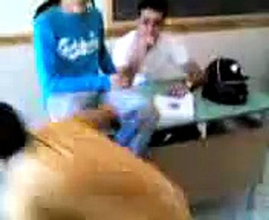 Pupe e secchioni a scuola (mettere ad alto volume)