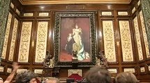 Ada Colau retira el busto de Juan Carlos I del Salón de Plenos del Ayuntamiento de Barcelona