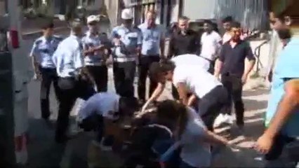 Beyoğlu'nda Barış Semiz'in Kullandığı Otomobil Taksi Sıkıştırınca Takla Attı