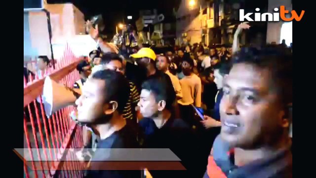 Rowdy group attacks car carrying Tian Chua, one held