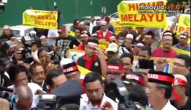 Protesters issue call: 'Defend Utusan at all costs'