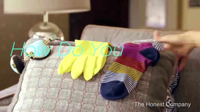 Jessica Alba tuvaleti temizlerken kendinden geçti