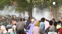 Les heurts entre migrants et policiers en Macédoine, à travers les télés