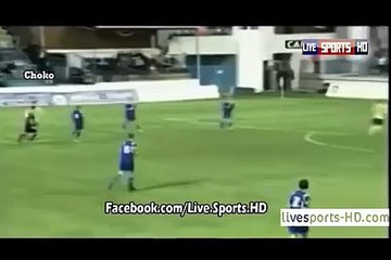 لقطة الموسم لاعب يسجل هدفا و يذهب بالخطأ لجمهور الفريق الخصم