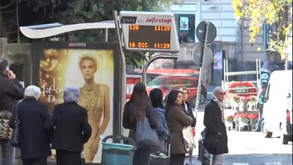Napoli - "Vai troppo veloce", spacca i vetri del bus con un bastone (20.08.15)