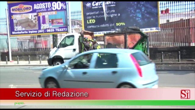 Napoli - Via Marina, in fiamme automezzo della raccolta rifiuti (20.08.15)