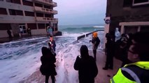 عجائب الدنيا - امواج البحر تبتلع مراسلة التلفزيون الفرنسي اثناء البث الحي