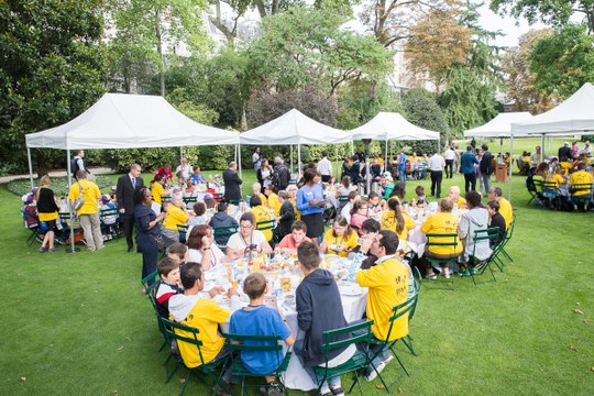 [L'Essentiel] Manuel Valls reçoit 300 enfants et familles oubliés des vacances à Matignon