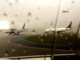 Uçağa Yıldırım Çarptığı An Böyle Görüntülendi!