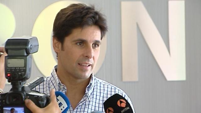 Francisco Rivera Paquirri y Lourdes Montes presentan a su hija, Carmen, ante las puertas de la clínica