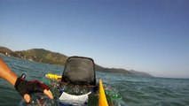 Reciclando garrafas de 2 litroe PET em um belo caiaque, navengando na Baia do Flamengo, Ubatuba, Brasil