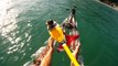 Reciclando garrafas de 2 litros PET em um belo caiaque, navengando na Baia do Flamengo, Ubatuba, Brasil
