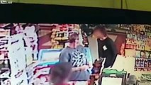 Mira cómo este hombre sacó una pistola durante una pelea en un supermercado