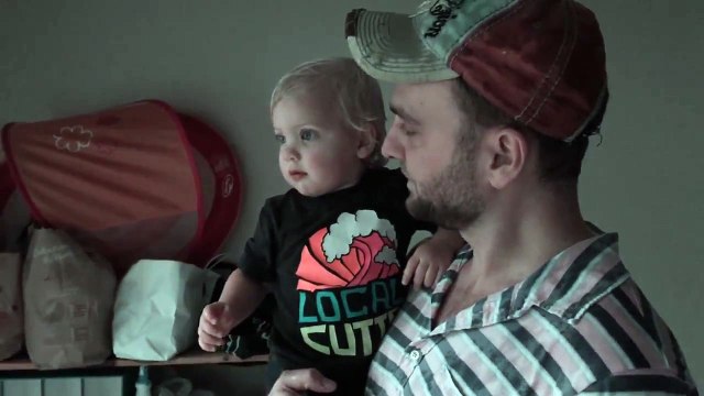 La réaction marrante d'une petite fille sous la pluie