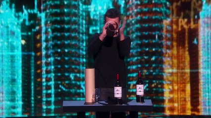 Le magicien Mat Franco multiplie les bouteilles de vin