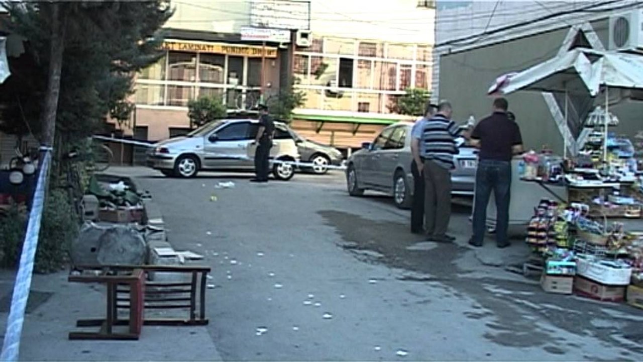 PLAGOSJA TEK ZOGU I ZI  E RE.mpg
