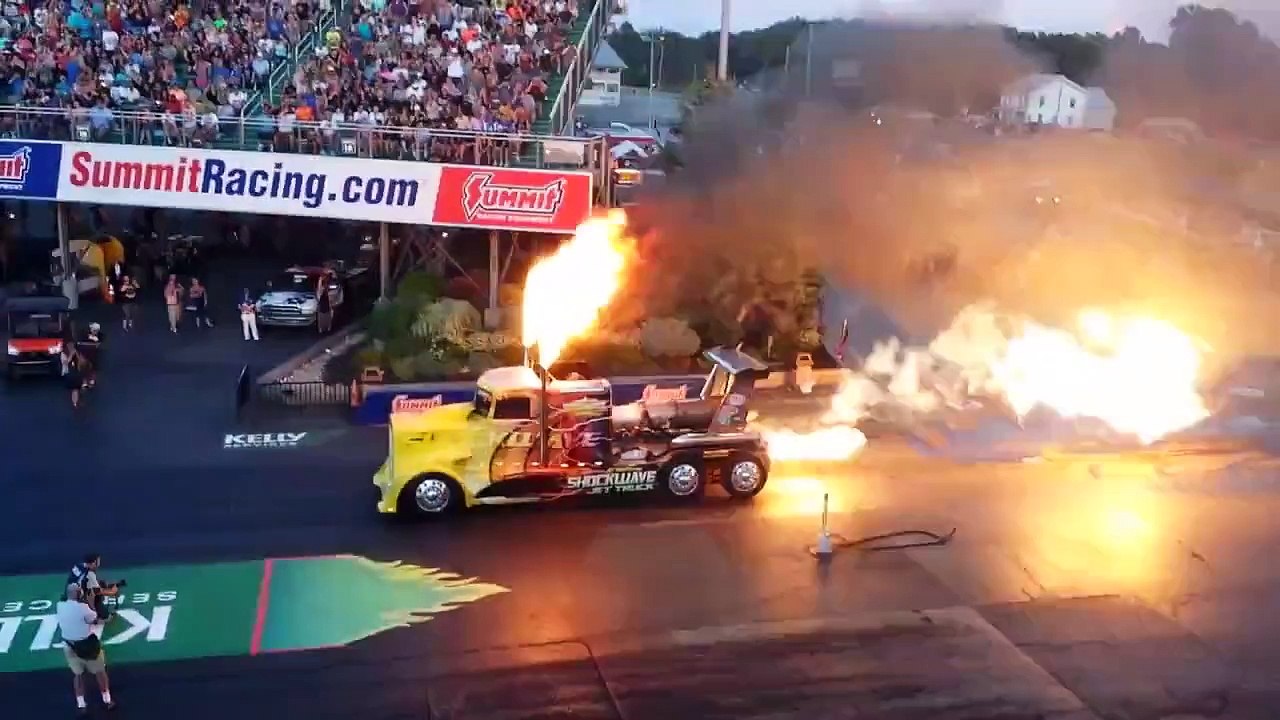 Huge truck with big engine destroyes everything when it starts