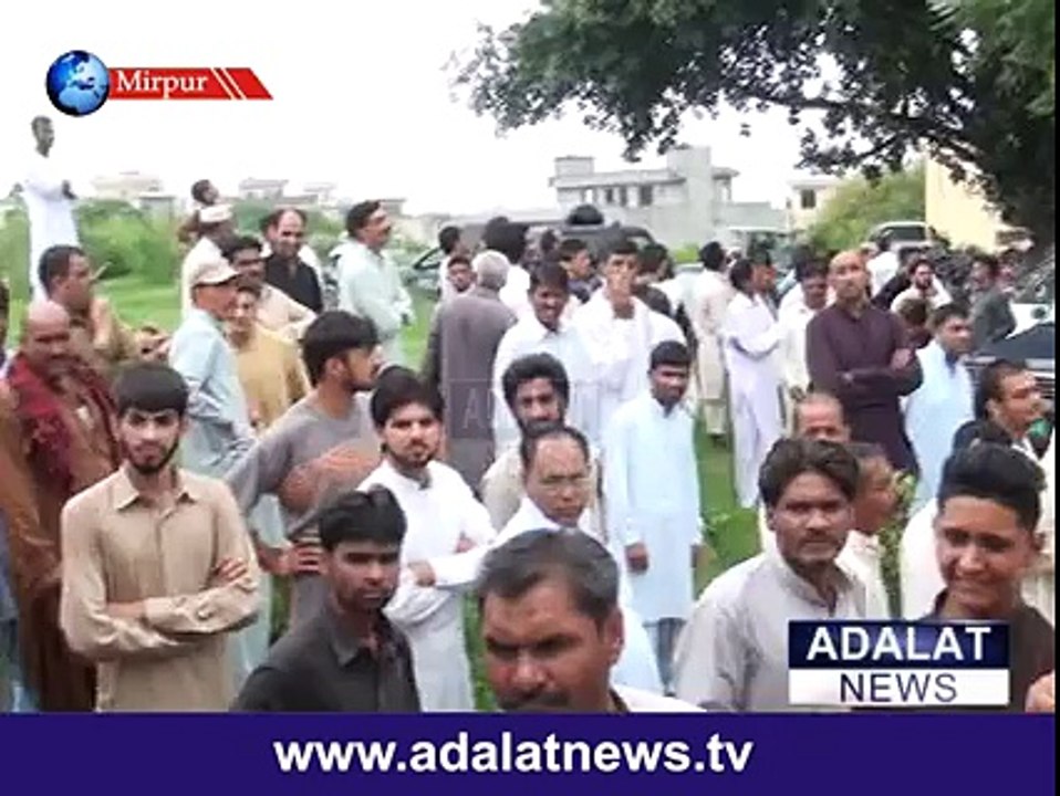 Mirpur mian husband ne biwi ko bachane k liye pol par char gya - Must Watch
