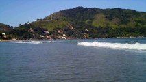 Reciclando garrafas de 2 litros PET em um belo caiaque, navengando na Baia do Flamengo, Ubatuba, Brasil