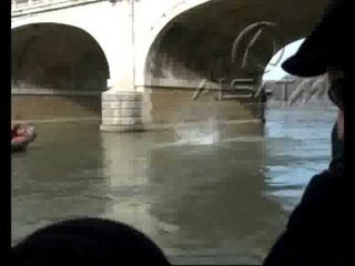 Italianët e kanë nisur vitin e ri me zhytje në ujëra të ftohta