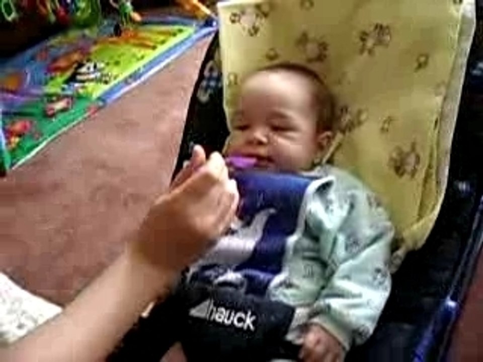 Aurèle goute la carotte