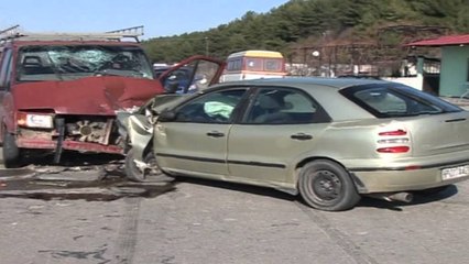 Lezhë, furgoni përplaset me makinën