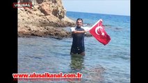 Milli yüzücü Alper Sunaçoğlu Yunanistan tarafından işgal edilen Bulamaç Adası'na Türk bayrağını dikti