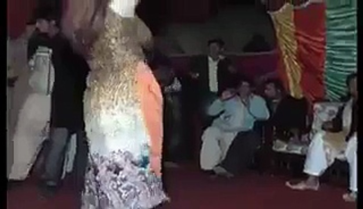 Beautiful Desi Girl -AWESOME- Nagin Dance In WEDDING Party