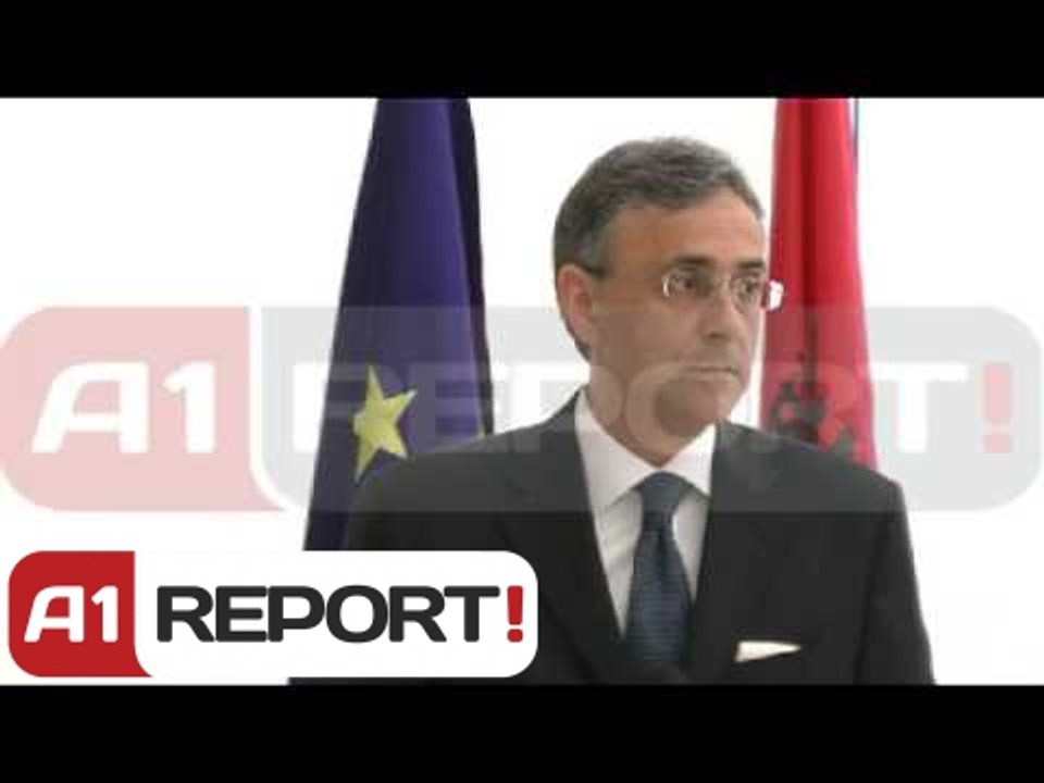 Ambasadori i BE-së në Shqipëri, Ettore Sequi, uron gratë parlamentare.