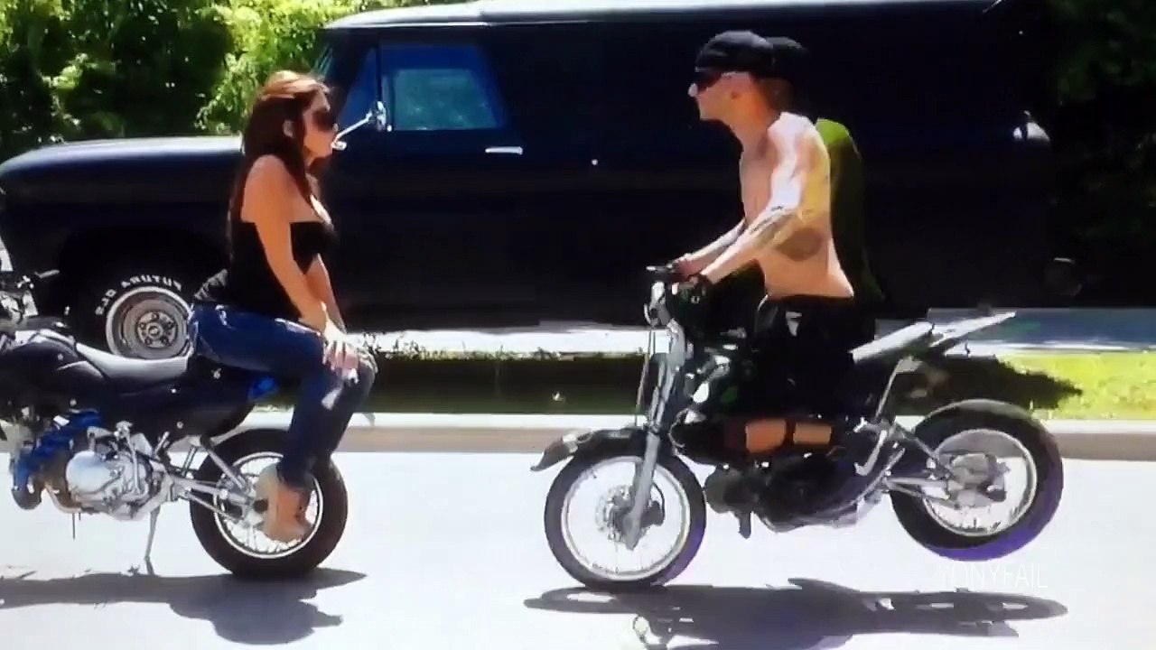 Se cae de la moto al besarla, Intenta volar un helicoptero y destroza el jardin -video de risa-