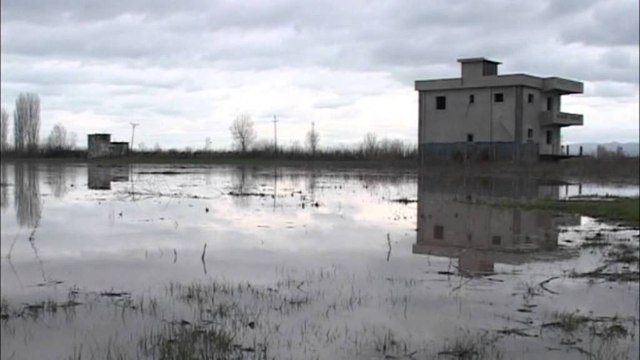 Përmbytjet në Lezhë, 1300 Ha tokë vijojnë të jenë nën ujë