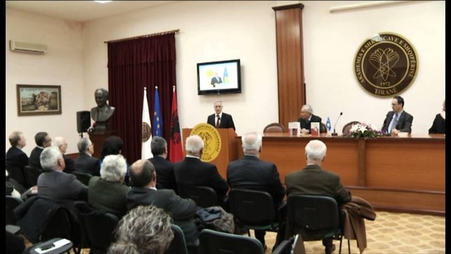 Jakup Krasniqi promovon librin Pavarësi dhe personalite në Tiranë