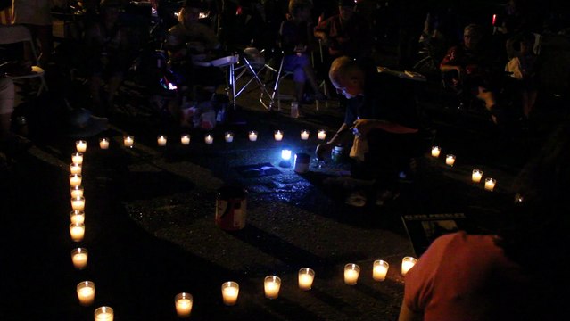 Chris Drummond painting vigil night on Elvis Presley Boulevard Elvis Week 2015