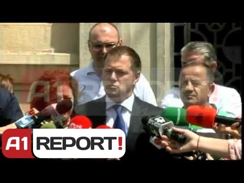 Këshilltarët e majtë: Basha të hapë dyert e sallës së bashkisë!