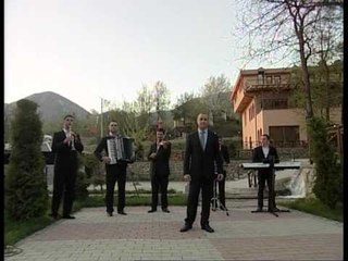 Mentor Mushkolaj - Me shikon me buze ne gaz 2012