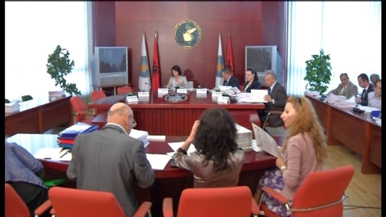 Ambasadori suedez: Të plotësohet KQZ, duhet të funksionojë me 7 anëtarë