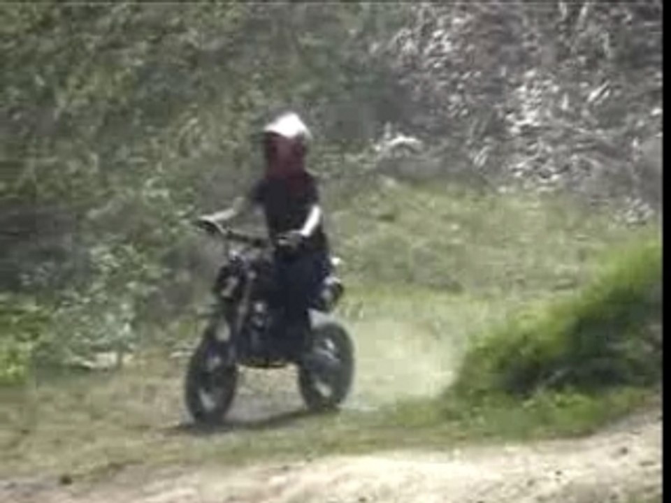 Mélissa 1 tour 1 chute en moto  125 dirt bike