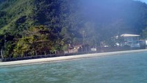 Reciclando garrafas de 2 litros PET em um belo caiaque, navengando na Baia do Flamengo, Ubatuba, Brasil