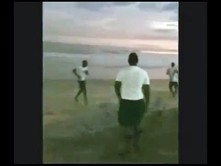 Macky Sall joue au football a  la plage de popenguine