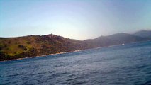 Reciclando garrafas de 2 litros PET em um belo caiaque, navengando na Baia do Flamengo, Ubatuba, Brasil